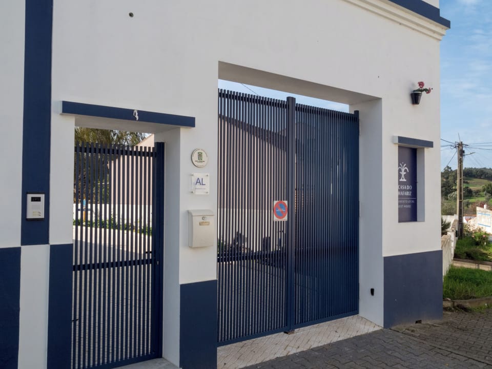 Entrada do Alojamento (pedonal e viaturas de acesso ao estacionento privado)