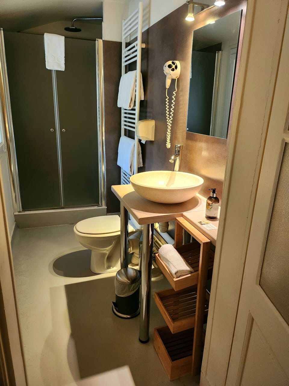 Standard Quadruple Room | Bathroom | Shower, free toiletries, hair dryer, towels