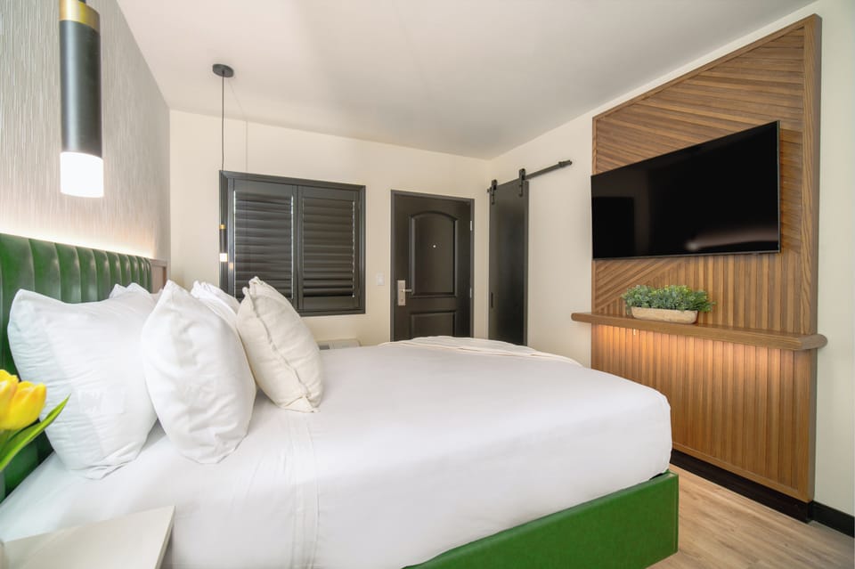 Junior Room, 1 Queen Bed, Non Smoking | Desk, laptop workspace, blackout drapes, iron/ironing board