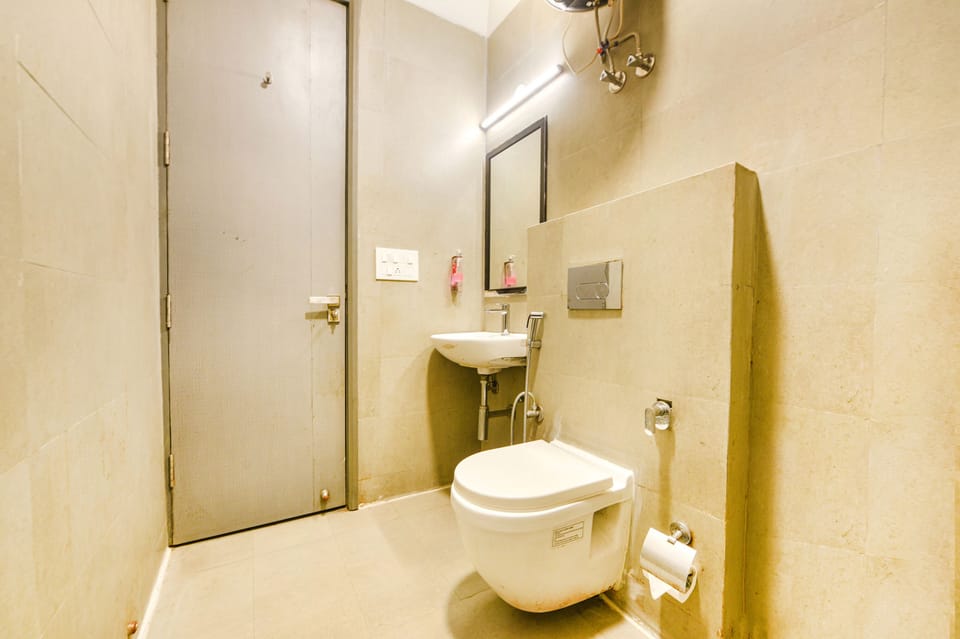 Shower, rainfall showerhead, free toiletries, towels