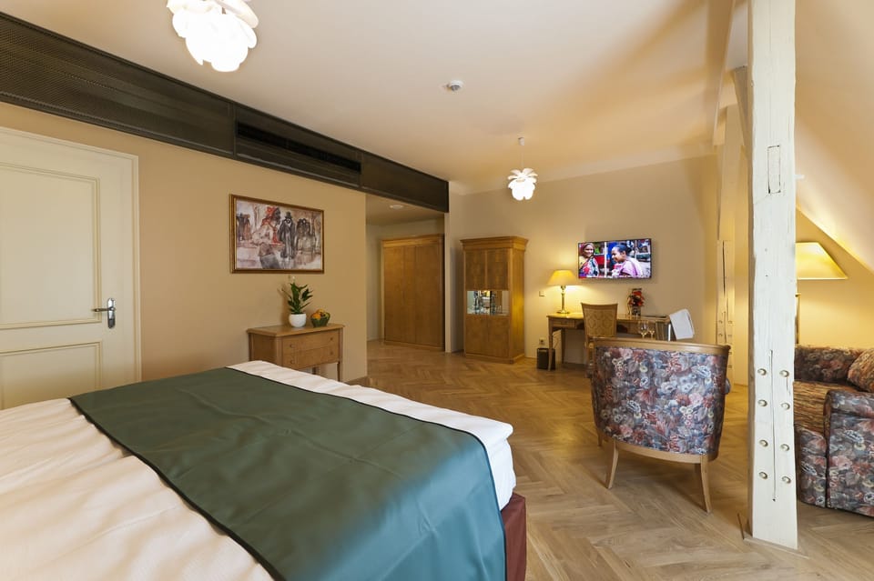 Superior Double Room | Minibar, in-room safe, desk, iron/ironing board