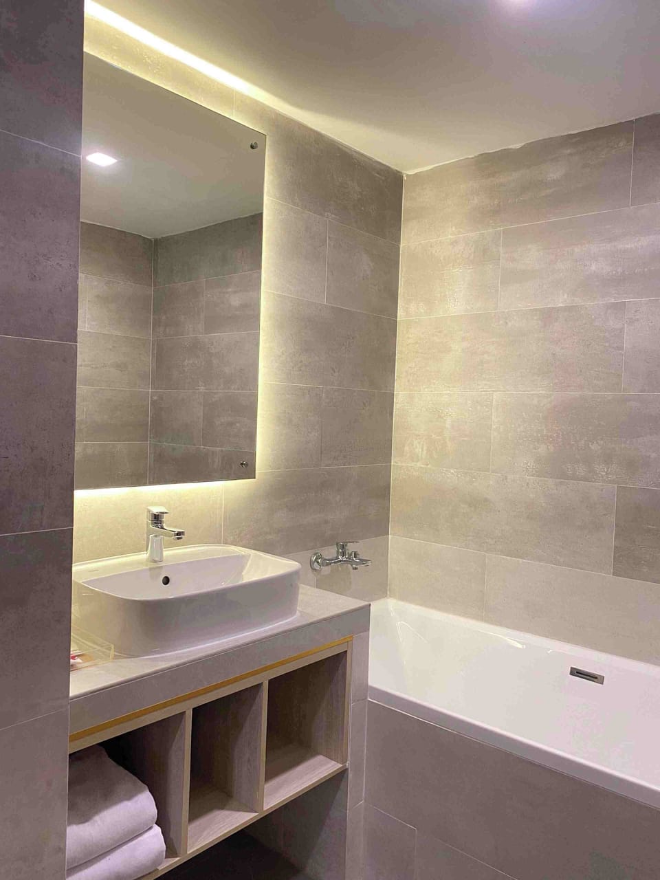 Premier Suite, City View | Bathroom | Hair dryer, slippers, towels, soap