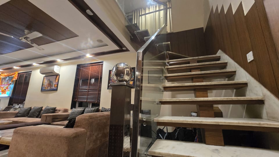 Deluxe Room, 1 Double Bed, Park View | Living area | 32-inch flat-screen TV with cable channels, TV
