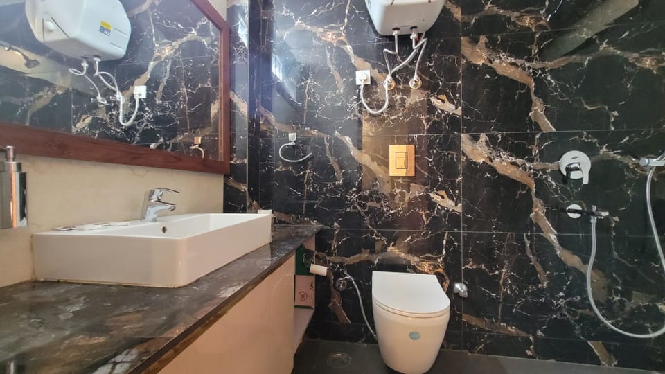 Superior Room | Bathroom | Shower, free toiletries, hair dryer, bathrobes