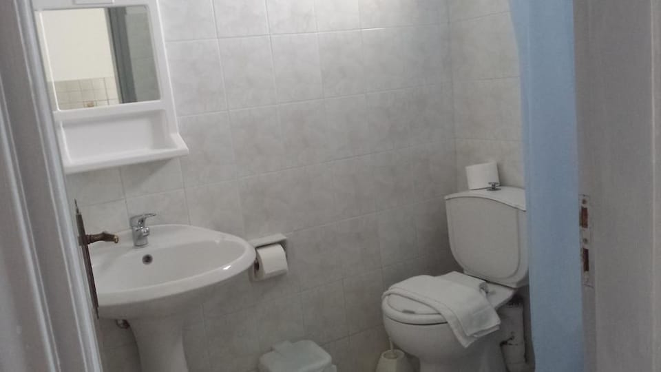 Studio, Garden View | Bathroom | Shower, hair dryer, towels