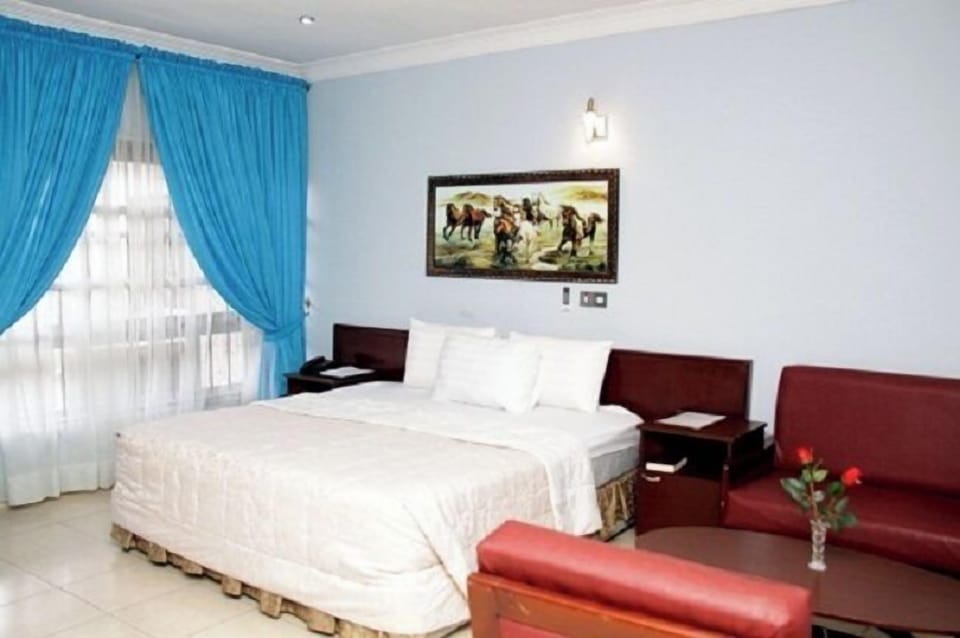 Classic Room | In-room safe, desk, laptop workspace, soundproofing