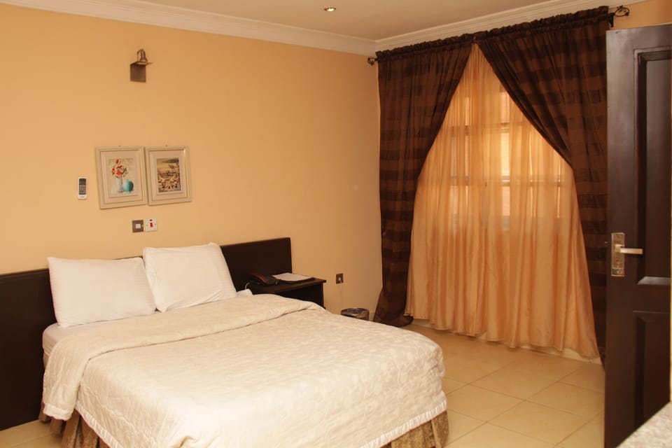 Luxury Room | In-room safe, desk, laptop workspace, soundproofing
