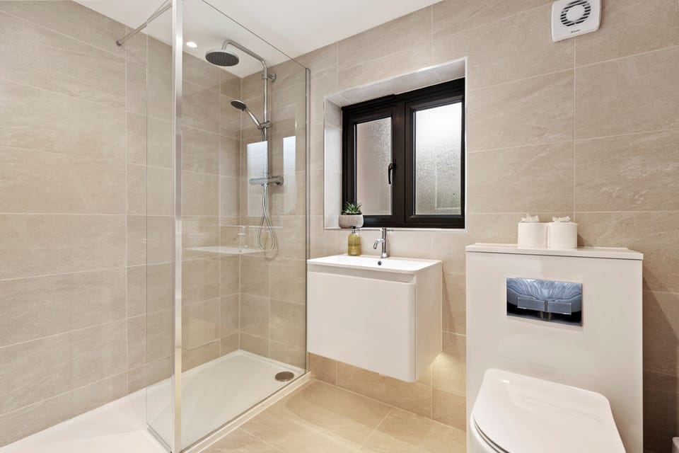 A bathroom at Oxwich Retreat, Gower