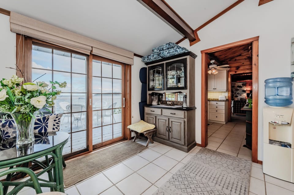 Bright and airy, the sunroom offers a tranquil space to relax with views of the surrounding gardens. Ideal for sipping your morning coffee or enjoying a quiet moment with a good book.