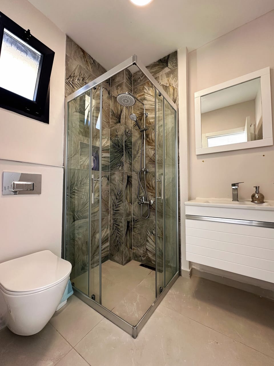 Deluxe Room, City View | Bathroom | Slippers