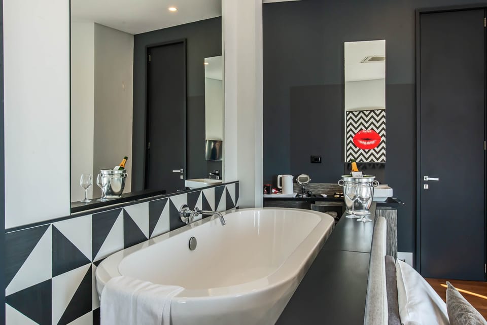 Junior Suite con Balcone e vista Mare | Minibar, individually decorated, individually furnished, desk