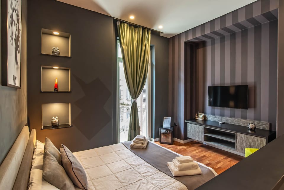 Camera tripla con balcone | Minibar, individually decorated, individually furnished, desk