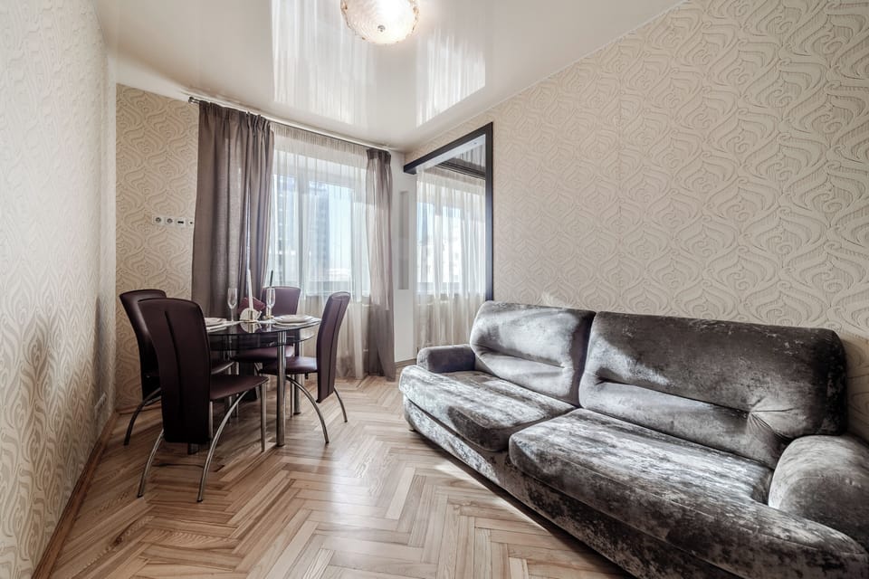 Standard Apartment, City View | Living area