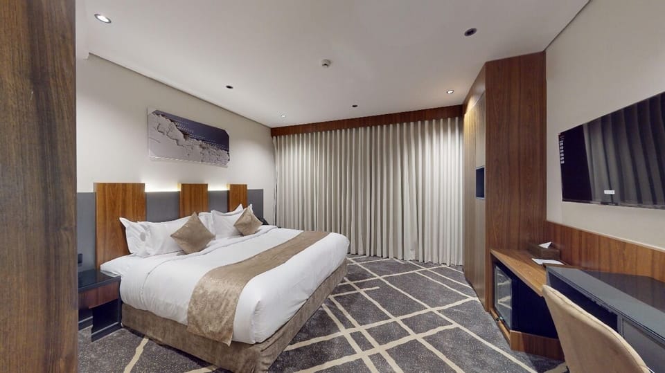 Egyptian cotton sheets, premium bedding, in-room safe, laptop workspace