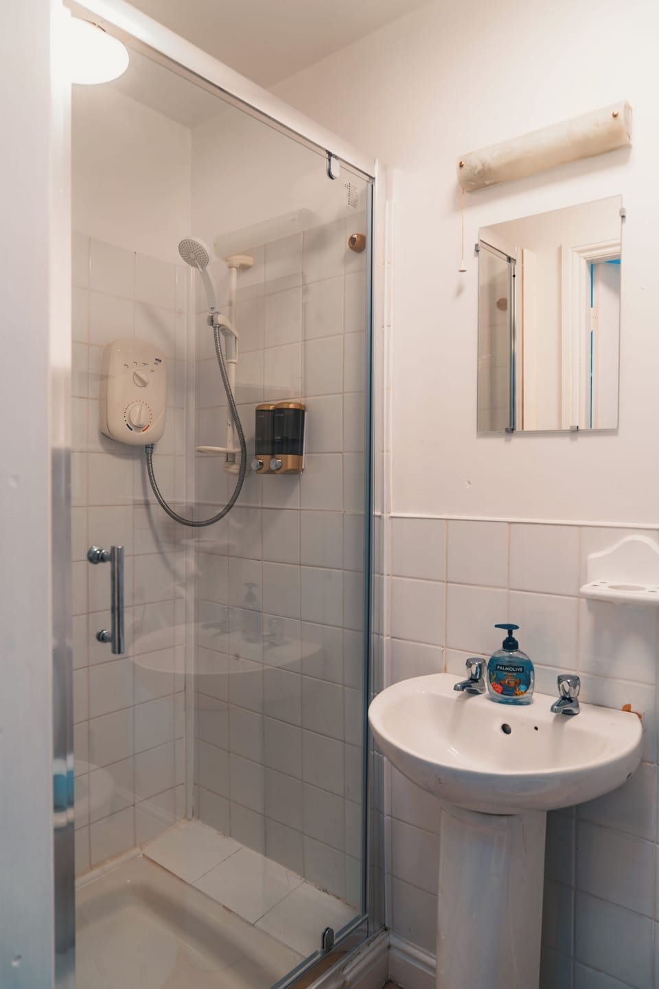 Classic Double Room | Bathroom | Shower, free toiletries, hair dryer, towels