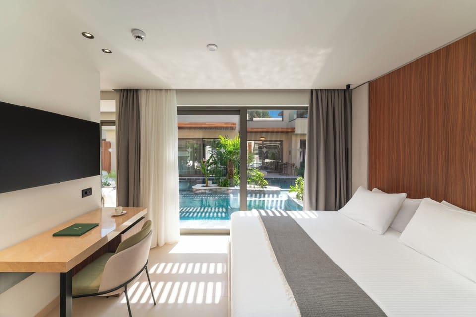 Luxury Suite with Heated Swim Up Pool | Minibar, in-room safe, desk, laptop workspace