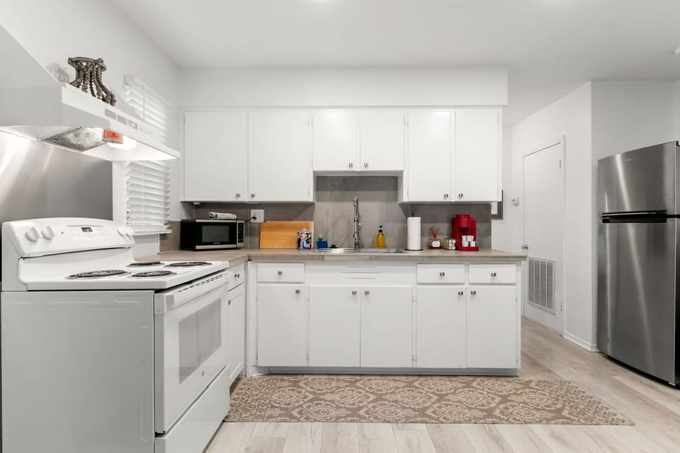 Full kitchen