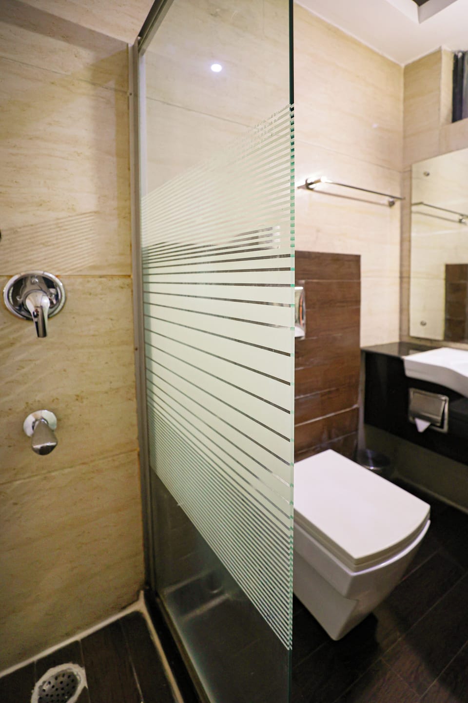 Deluxe Double Room | Bathroom | Shower, towels, soap, shampoo