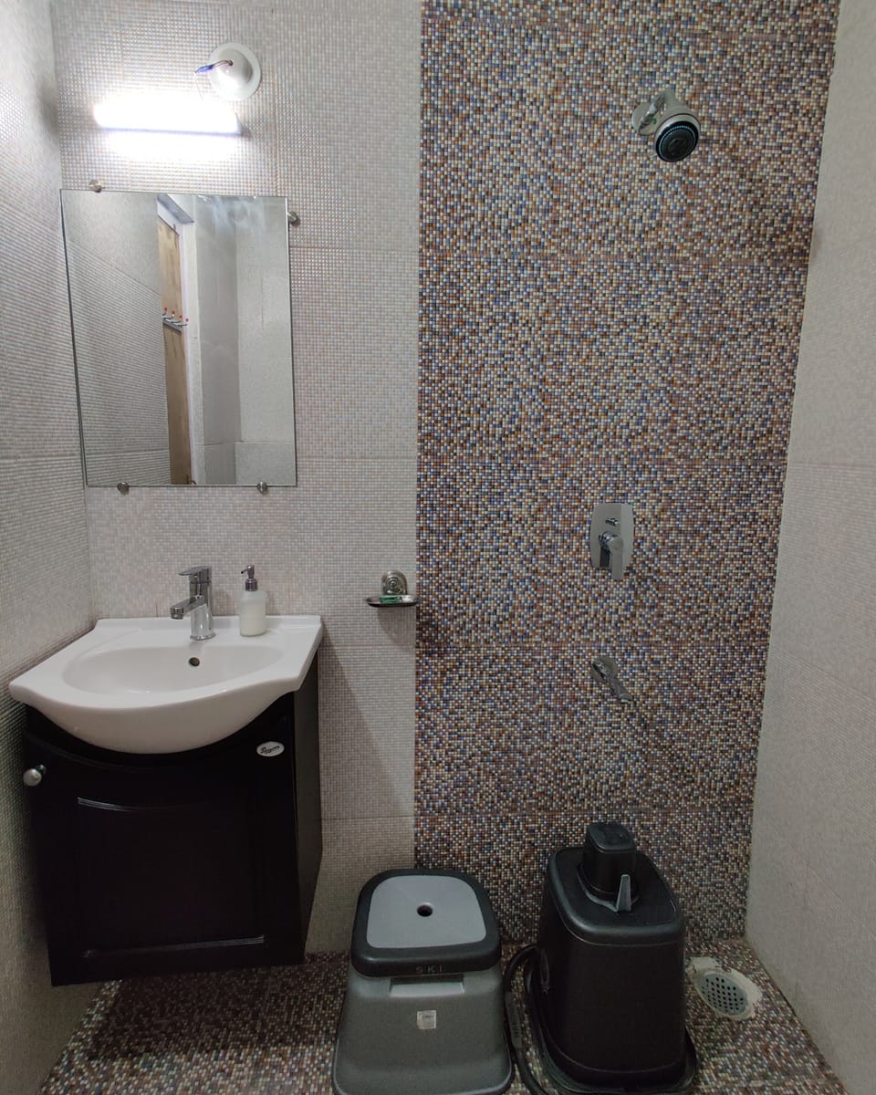 Standard Studio Suite | Bathroom | Shower, free toiletries, hair dryer, towels