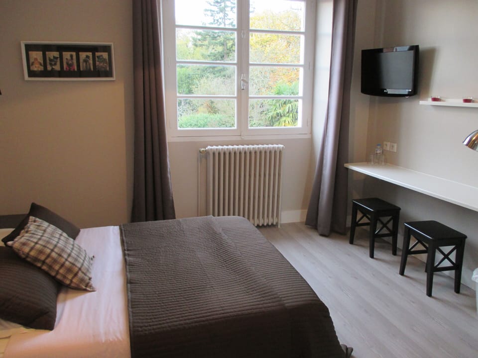 Desk, soundproofing, free WiFi, bed sheets