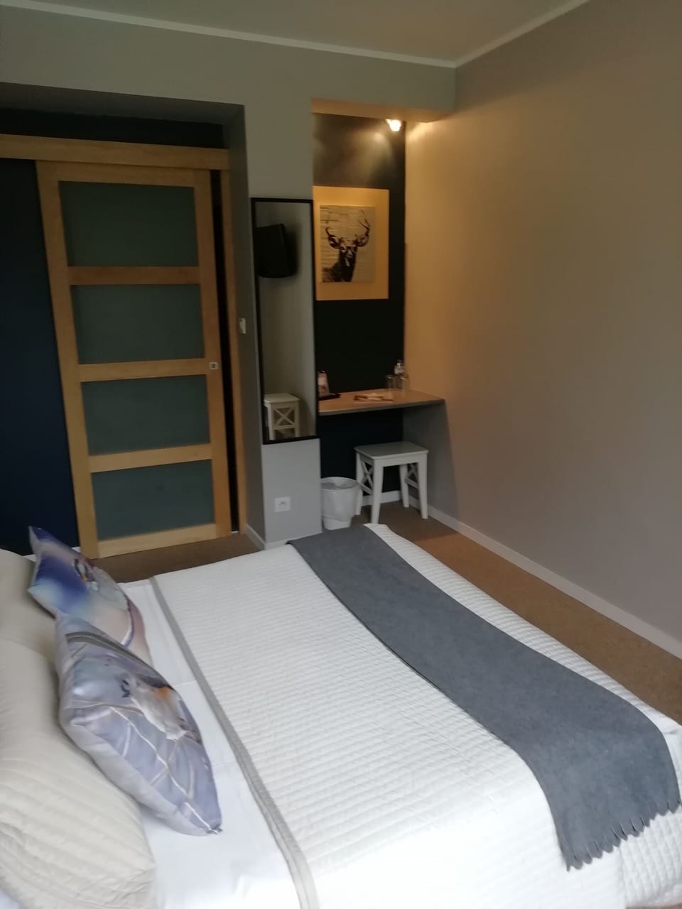 Desk, soundproofing, free WiFi, bed sheets