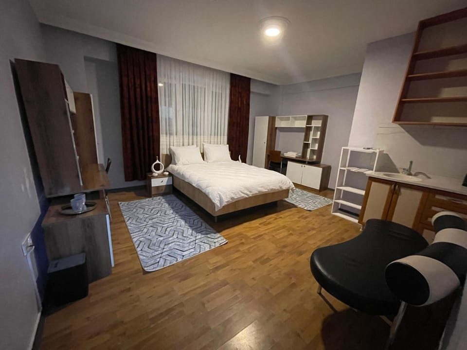 Business Room | Desk, laptop workspace, free WiFi