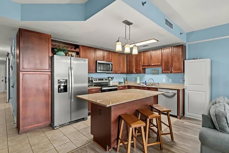 Condo, 1 King Bed with Sofa bed (Laketown Wharf 402) | Private kitchen | Oven, toaster