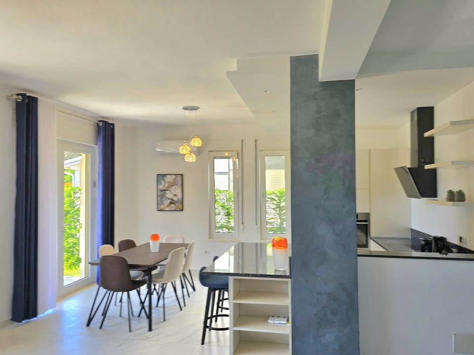 Kitchen & dining area with table and chairs