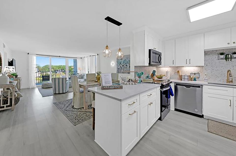 Condo, Multiple Beds (Dolphin Point #401C) | Private kitchen | Oven, toaster