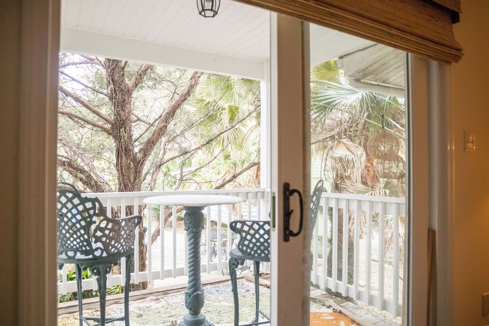 Walk out balcony with seating to enjoy Gulf breezes 