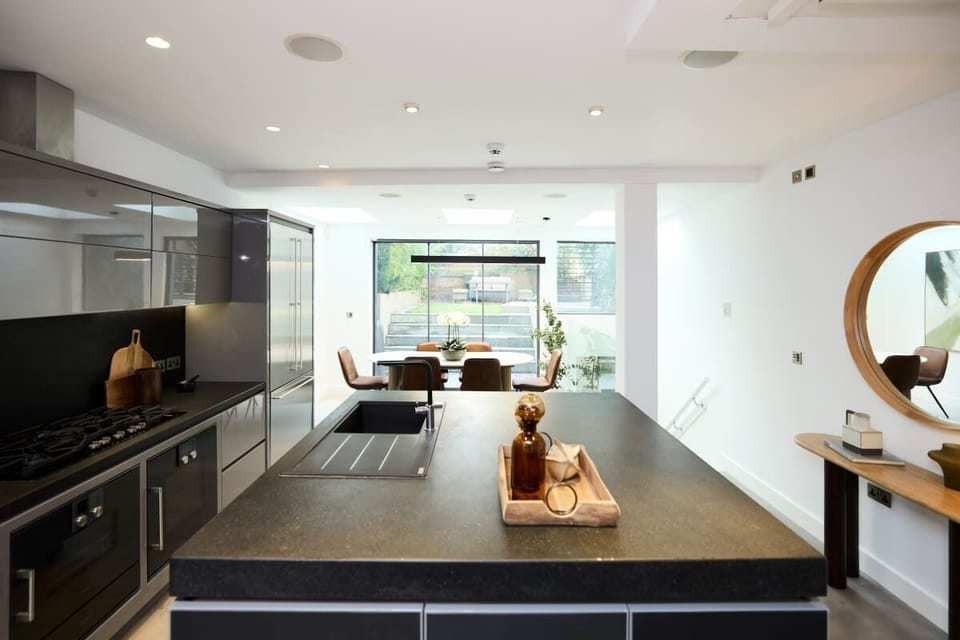 House (4 Bedrooms) | Exterior