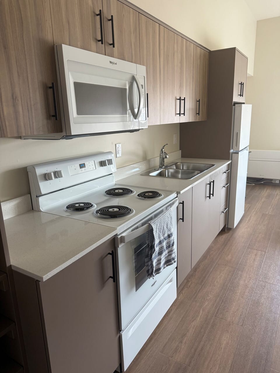 Deluxe Studio | Private kitchen | Full-size fridge, oven, stovetop, dining table