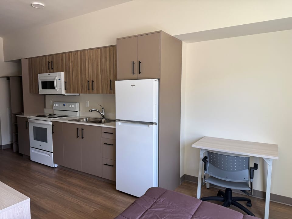 Deluxe Studio | Desk, laptop workspace, WiFi (free), bed sheets