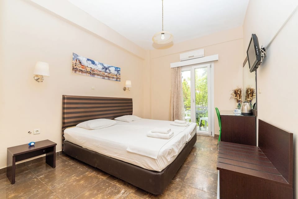 Double Room, Garden View | In-room safe, desk, soundproofing, iron/ironing board