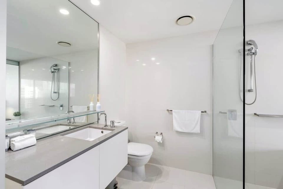 Other half of the bathroom - large mirror and plenty of bench space. 