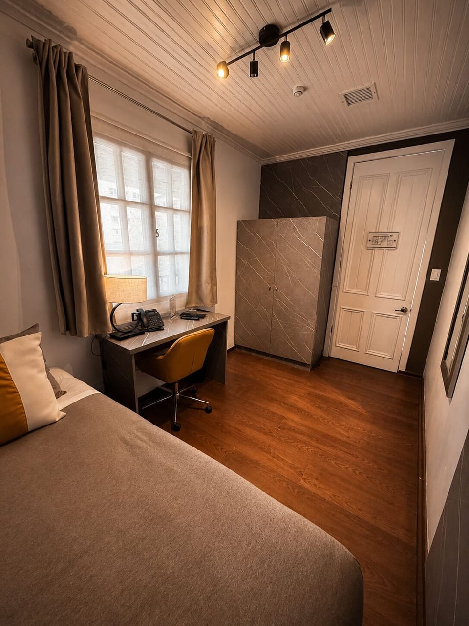 Comfort Single Room, 1 Twin Bed | Down comforters, desk, WiFi (free), individually decorated
