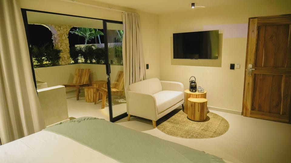 Luxury Suite, Patio | Free WiFi