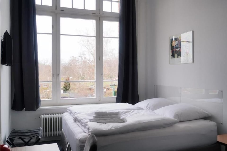 Deluxe Kingsizezimmer | In-room safe, desk, free WiFi, bed sheets
