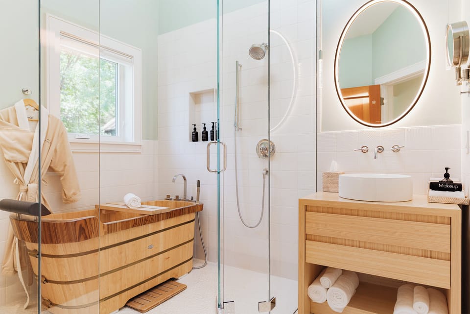 Junior Suite | Bathroom | Free toiletries, hair dryer, bathrobes, slippers