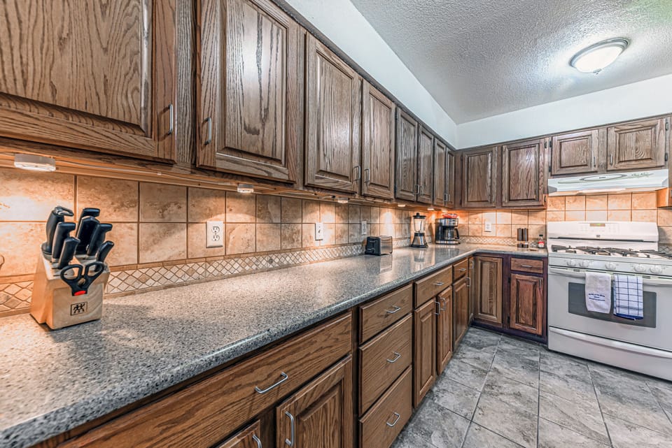 House, Multiple Beds, Patio, City View (Unit 204) | Private kitchen