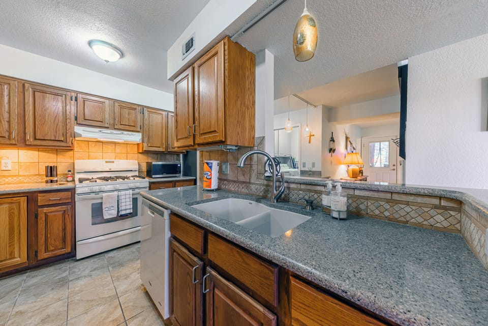 House, Multiple Beds, Patio, City View (Unit 204) | Private kitchen