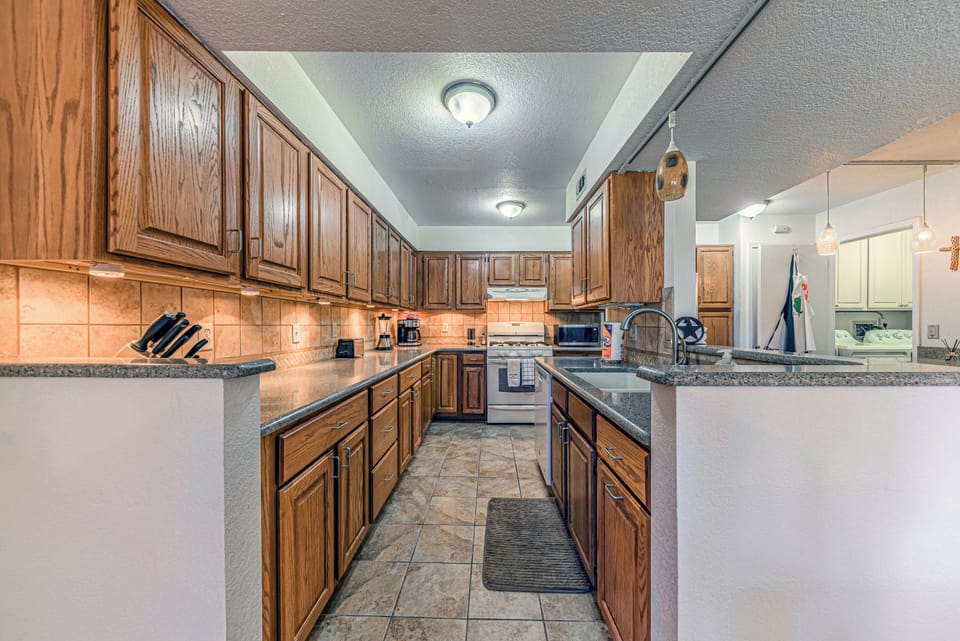 House, Multiple Beds, Patio, City View (Unit 204) | Private kitchen