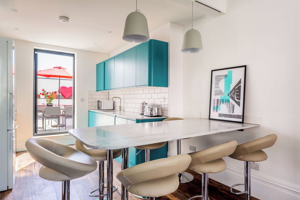 Kitchen and breakfast Bar 
