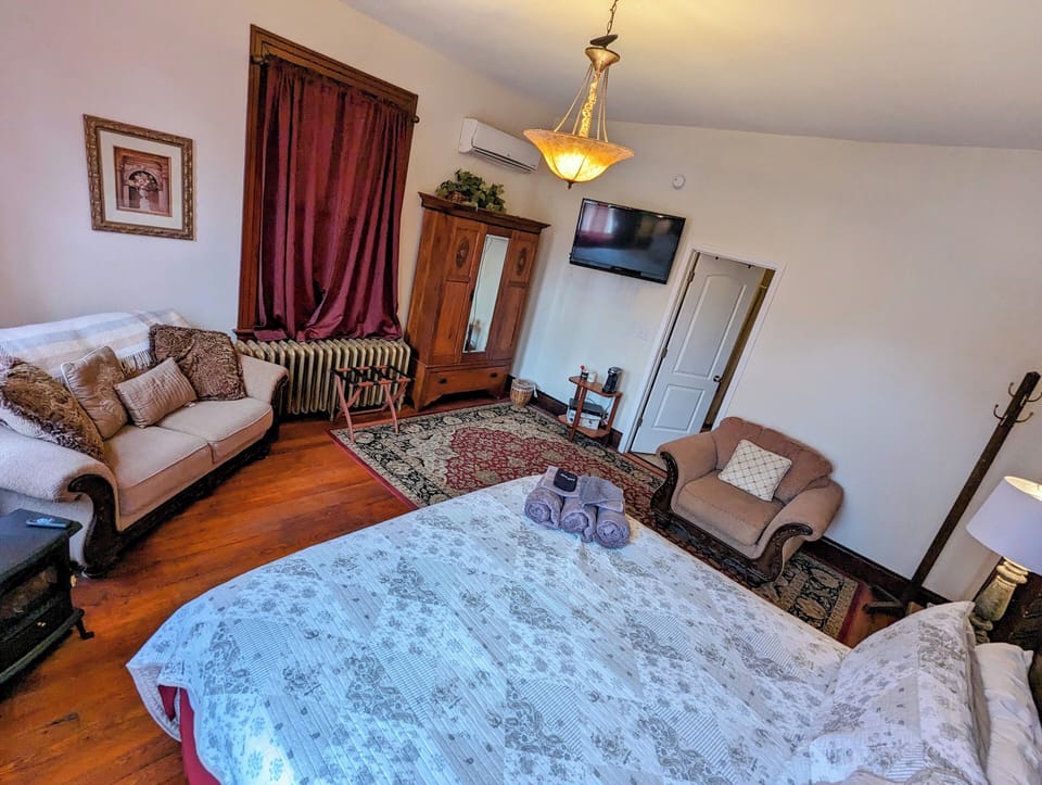 Deluxe Suite, Private Bathroom | Free WiFi