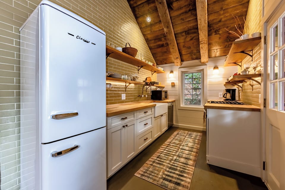 recently renovated kitchen with all modern amenities
