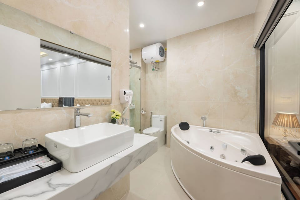 Jetted tub, free toiletries, hair dryer, slippers