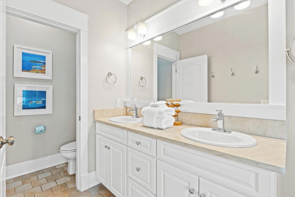 Family-ready double vanity bath—space, style, and modern comfort