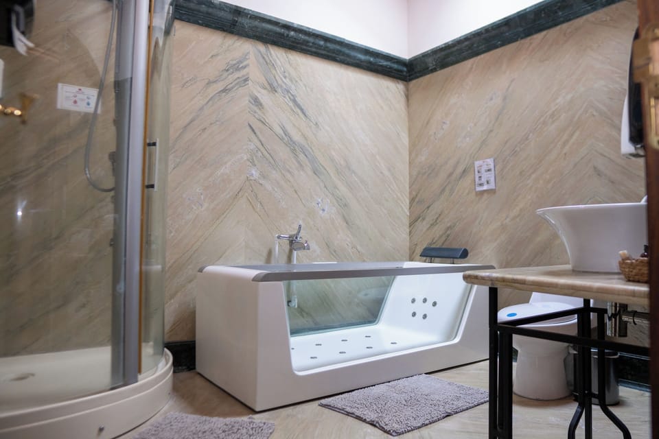 Deluxe Room | Bathroom | Towels, soap, shampoo, toilet paper