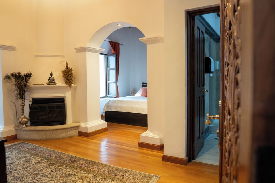 Deluxe Room | Living area | 32-inch flat-screen TV with digital channels