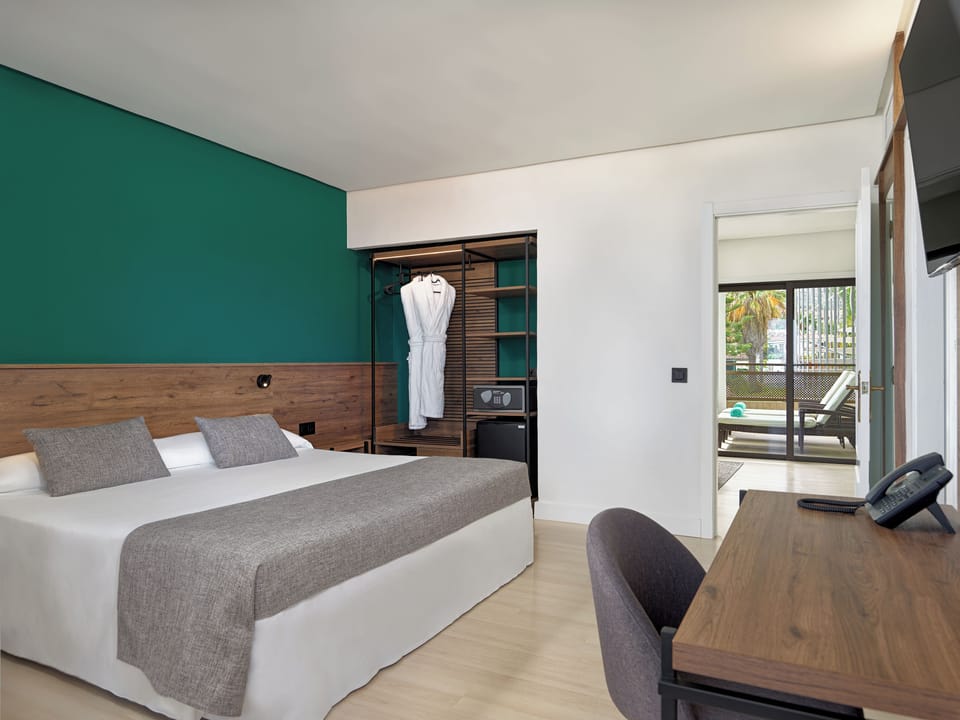 Down comforters, minibar, in-room safe, desk